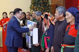 Chủ tịch Quốc hội Vương Đình Huệ tặng quà Tết các đối tượng chính sách tỉnh Yên Bái. (Ảnh: Nhan Sáng/TTXVN)