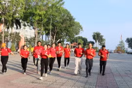 Chương trình chạy hưởng ứng chiến dịch 'Triệu bước chân nhân ái' năm 2024 tại thành phố Vĩnh Long, tỉnh Vĩnh Long. (Ảnh: Lê Thúy Hằng/TTXVN)