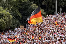 Cổ động viên đội tuyển Đức tập trung ở trung tâm thành phố Stuttgart và diễu hành về sân Stuttgart Arena, nơi diễn ra trận tứ kết đầu tiên của EURO 2024 giữa đội chủ nhà Đức và Tây Ban Nha. (Ảnh: Anh Ngọc/TTXVN)