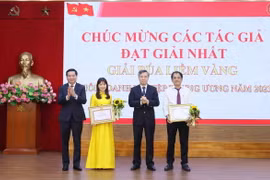 Phó Trưởng Ban Tổ chức Trung ương Nguyễn Quang Dương và Bí thư Đảng ủy Khối Doanh nghiệp Trung ương Nguyễn Long Hải trao giải Nhất cho các tác giả đoạt giải. (Ảnh: An Đăng/TTXVN)