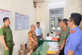 Cơ quan An ninh Điều tra, Công an tỉnh Quảng Ngãi thi hành lệnh bắt bị can để tạm giam đối với đối tượng L.Q.H. (Ảnh: TTXVN phát)