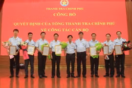 Phó Tổng Thanh tra Chính phủ Bùi Ngọc Lam chúc mừng 7 cán bộ được điều động, bổ nhiệm lần này. (Nguồn: Thanh tra Chính phủ)