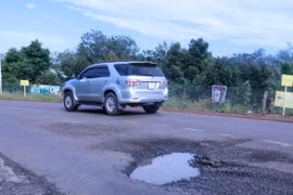 Một đoạn đường nhiều 'ổ voi, ổ gà' tiềm ẩn nguy cơ tai nạn giao thông. (Nguồn: TTXVN)