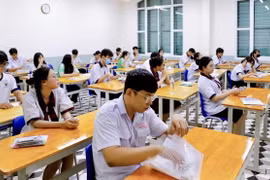 Các thí sinh tại điểm thi trường THPT Lê Quý Đôn (Quận 3) chuẩn bị làm bài thi. Ảnh: Hồng Giang - TTXVN