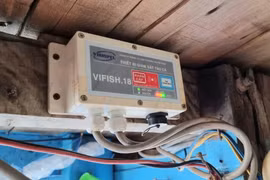 Thiết bị giám sát hành trình lắp đặt trên tàu cá. (Ảnh: Nguyễn Thanh/TTXVN)