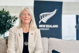 Quyền Đại sứ New Zealand tại Việt Nam Wendy Hinton trả lời phỏng vấn của phóng viên TTXVN. (Ảnh: Việt Đức/TTXVN)