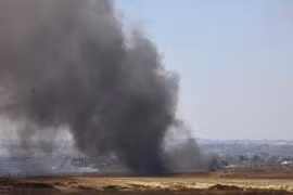 Khói bốc lên sau một cuộc không kích của Israel xuống Dải Gaza. (Ảnh: THX/TTXVN)
