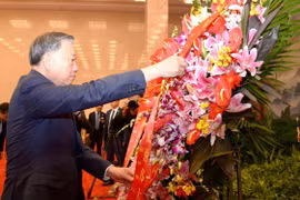 Tổng Bí thư, Chủ tịch nước Tô Lâm đặt vòng hoa tưởng niệm Chủ tịch Mao Trạch Đông. (Ảnh: Trí Dũng/TTXVN)