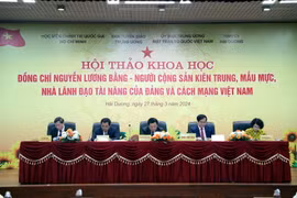 Đoàn Chủ tịch chủ trì hội thảo. (Ảnh: Mạnh Tú/TTXVN)