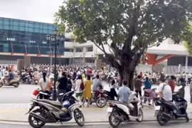 Phụ huynh học sinh tập trung tại Trường Tiểu học Tây Mỗ 3, quận Nam Từ Liêm sáng 21/8. (Nguồn: Lao động Thủ đô)