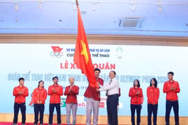 Bộ trưởng Bộ Văn hóa, Thể thao và Du lịch Nguyễn Văn Hùng, Chủ tịch Ủy ban Olympic Việt Nam trao cờ cho Đoàn Thể thao Việt Nam tham dự Olympic Paris 2024. (Ảnh: Minh Quyết/TTXVN)