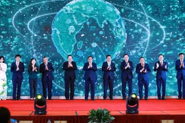 Thủ tướng Phạm Minh Chính và các đại biểu thực hiện nghi thức đánh dấu hành trình mới của Tập đoàn Hóa chất Việt Nam. (Ảnh: Dương Giang/TTXVN)