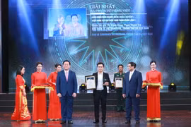 Đại diện nhóm tác giả Báo Điện tử VietnamPlus, Thông tấn xã Việt Nam nhận giải Nhất Giải thưởng Toàn quốc về thông tin đối ngoại lần thứ IX. (Ảnh: Phương Hoa/TTXVN)