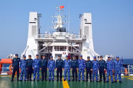 Lực lượng Cảnh sát Biển hai nước Việt Nam-Trung Quốc chụp ảnh lưu niệm trên tàu CSB 8004. (Ảnh: Mạnh Thường/TTXVN)