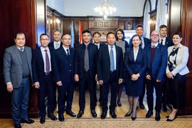 Phó Chủ tịch Kiểm toán Nhà nước Hungary, bà Monika Karas, chụp ảnh chung với Đoàn công tác. (Ảnh: TTXVN phát)