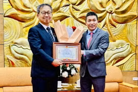 Chủ tịch Liên hiệp Các tổ chức hữu nghị Việt Nam Phan Anh Sơn trao Kỷ niệm chương cho Đại sứ Yamada Takio. (Ảnh: Việt Đức/TTXVN)