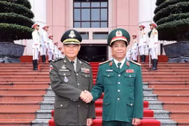 Thượng tướng Nguyễn Văn Nghĩa, Phó Tổng Tham mưu trưởng Quân đội Nhân dân Việt Nam đón Đại tướng Mao Sophan, Phó Tổng Tư lệnh Quân đội kiêm Tư lệnh Lục quân Hoàng gia Campuchia. (Ảnh: Trọng Đức/TTXVN)