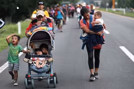 Người di cư tại khu vực Mapastepec, bang Chiapas, Mexico, trong hành trình tới Mỹ. (Ảnh: AFP/TTXVN)