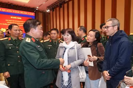 Thượng tướng Hoàng Xuân Chiến, Ủy viên Trung ương Đảng, Thứ trưởng Bộ Quốc phòng trao đổi với các phóng viên tại buổi gặp mặt. (Ảnh: Trọng Đức/TTXVN)