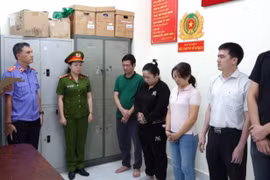 Cơ quan điều tra tống đạt các quyết định khởi tố đối với các đối tượng. (Nguồn: Công an Nhân dân)