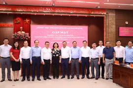 Lãnh đạo thành phố Hà Nội với đại biểu các cơ quan báo chí Trung ương và Hà Nội tại buổi gặp mặt. (Ảnh: Văn Điệp/TTXVN)