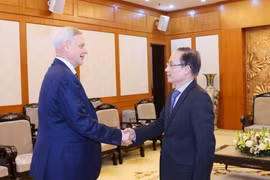 Bí thư Trung ương Đảng, Trưởng Ban Đối ngoại Trung ương Lê Hoài Trung tiếp Thứ trưởng thứ nhất Bộ Ngoại giao Nga Vladimir Titov. (Ảnh: Phương Hoa/TTXVN)
