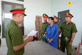 Công bố quyết định khởi tố vụ án, khởi tố bị can và thi hành lệnh bắt tạm giam đối với Nguyễn Hữu Chính. (Ảnh: TTXVN phát)