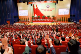 Các đại biểu biểu quyết, thông qua Nghị quyết Đại hội XIII Đảng Cộng sản Việt Nam. (Ảnh: TTXVN)