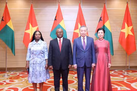 Tổng Bí thư, Chủ tịch nước Tô Lâm và Phu nhân với Tổng thống Cộng hòa Guinea-Bissau Umaro Sissoco Embaló và Phu nhân dự tiệc chiêu đãi. (Ảnh: TTXVN)