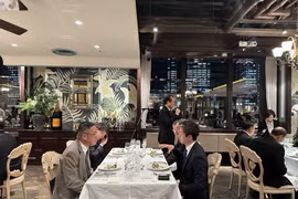 Gỏi cuốn Việt Nam được dùng làm món khai vị trong bữa tiệc chiêu đãi khách của Thống đốc tỉnh Yamanashi. (Ảnh: Nguyễn Tuyến/TTXVN)