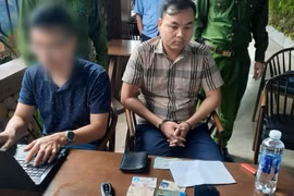 Phạm Gia Thành bị công an bắt quả tang về hành vi cưỡng đoạt tài sản. (Ảnh: Công an cung cấp)