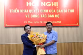Bí thư Tỉnh ủy, Chủ tịch Hội đồng Nhân dân tỉnh Cà Mau Nguyễn Tiến Hải tặng hoa chúc mừng ông Nguyễn Đức Hiển vừa được Ban Bí thư quyết định điều động, giữ chức Phó Bí thư Tỉnh ủy Cà Mau, nhiệm kỳ 2020-2025. (Ảnh: Kim Há/TTXVN)