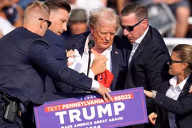 Ông Donald Trump bị thương ở tai phải, đã được chăm sóc y tế và không nguy hiểm tới tính mạng. (Nguồn: AP)