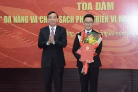 Chủ tịch Ủy ban Nhân dân thành phố Đà Nẵng Lê Trung Chinh trao quyết định cho đại diện Trung tâm Nghiên cứu, Đào tạo Thiết kế Vi mạch và Trí tuệ Nhân tạo Đà Nẵng. (Ảnh: Văn Dũng/TTXVN)