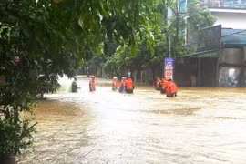 Cán bộ, chiến sỹ Bộ Chỉ huy Quân sự tỉnh Hà Giang giúp nhân dân khắc phục ngập úng. (Ảnh: Thế Đồng/TTXVN phát)