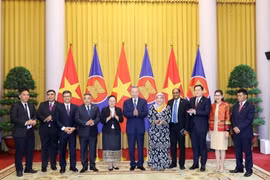 Chủ tịch nước Tô Lâm với Đại sứ các nước ASEAN. (Ảnh: Nhan Sáng/TTXVN)