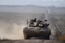 Binh sỹ và xe quân sự Israel di chuyển gần biên giới với Dải Gaza. (Nguồn: THX/TTXVN)