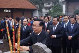 Chủ tịch nước Võ Văn Thưởng dâng hương tại Di tích Quốc gia Đặc biệt Cổ Loa. (Ảnh: Thống Nhất/TTXVN)