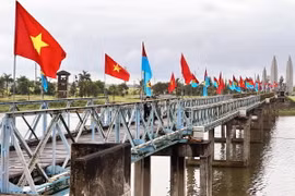 Cầu Hiền Lương trong ngày Lễ thượng cờ 'Thống nhất non sông.' (Ảnh: Nguyên Linh/TTXVN)