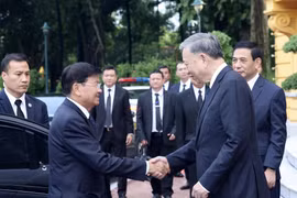 Chủ tịch nước Tô Lâm đón Tổng Bí thư, Chủ tịch nước Lào Thongloun Sisoulith. (Ảnh: Nhan Sáng/TTXVN)