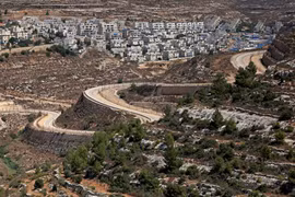 Khu định cư Givat Zeev của Israel (phía sau) và những ngôi làng của Palestine (phía trước) gần thành phố Ramallah, Bờ Tây, ngày 8/9/2023. (Ảnh: AFP/TTXVN)