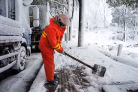 Công nhân dọn tuyết tại tỉnh Hồ Nam, Trung Quốc. (Ảnh: THX/TTXVN)