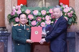 Chủ tịch nước Tô Lâm trao Quyết định bổ nhiệm chức vụ Chủ nhiệm Tổng cục Chính trị Quân đội Nhân dân Việt Nam cho Thượng tướng Trịnh Văn Quyết. (Ảnh: Nhan Sáng/TTXVN)