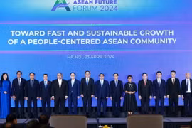Thủ tướng Phạm Minh Chính và Thủ tướng Lào Sonexay Siphandone cùng trưởng đoàn các nước ASEAN tham dự Diễn đàn Tương lai ASEAN 2024. (Ảnh: Dương Giang/TTXVN)