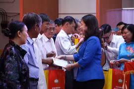 Phó Chủ tịch nước Võ Thị Ánh Xuân trao quà Tết cho các gia đình chính sách có hoàn cảnh khó khăn. (Ảnh: Chương Đài/TTXVN)