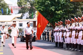 Thủ tướng Phạm Minh Chính đến thăm cán bộ, chiến sỹ Công an tỉnh Đắk Lắk. (Ảnh: Dương Giang/TTXVN)