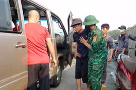 Lực lượng Bộ đội Biên phòng tỉnh Quảng Bình đưa các ngư dân bị nạn trên biển vào bờ. (Ảnh: TTXVN phát)