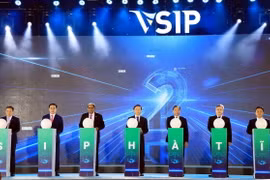Phó Thủ tướng Trần Hồng Hà (thứ 4, từ trái sang) cùng các đại biểu ấn nút khởi công dự án. (Ảnh: Công Tường/TTXVN)