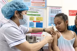 Nhân viên trạm Y tế phường An Lạc, quận Bình Tân tiêm vaccine phòng sởi cho trẻ. (Ảnh: Đinh Hằng/TTXVN)