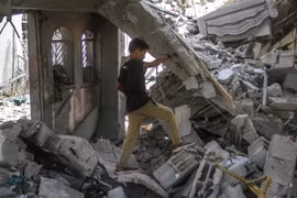 Một tòa nhà bị phá hủy sau cuộc không kích của Israel xuống Dải Gaza ngày 22/8/2024. (Ảnh: THX/TTXVN)